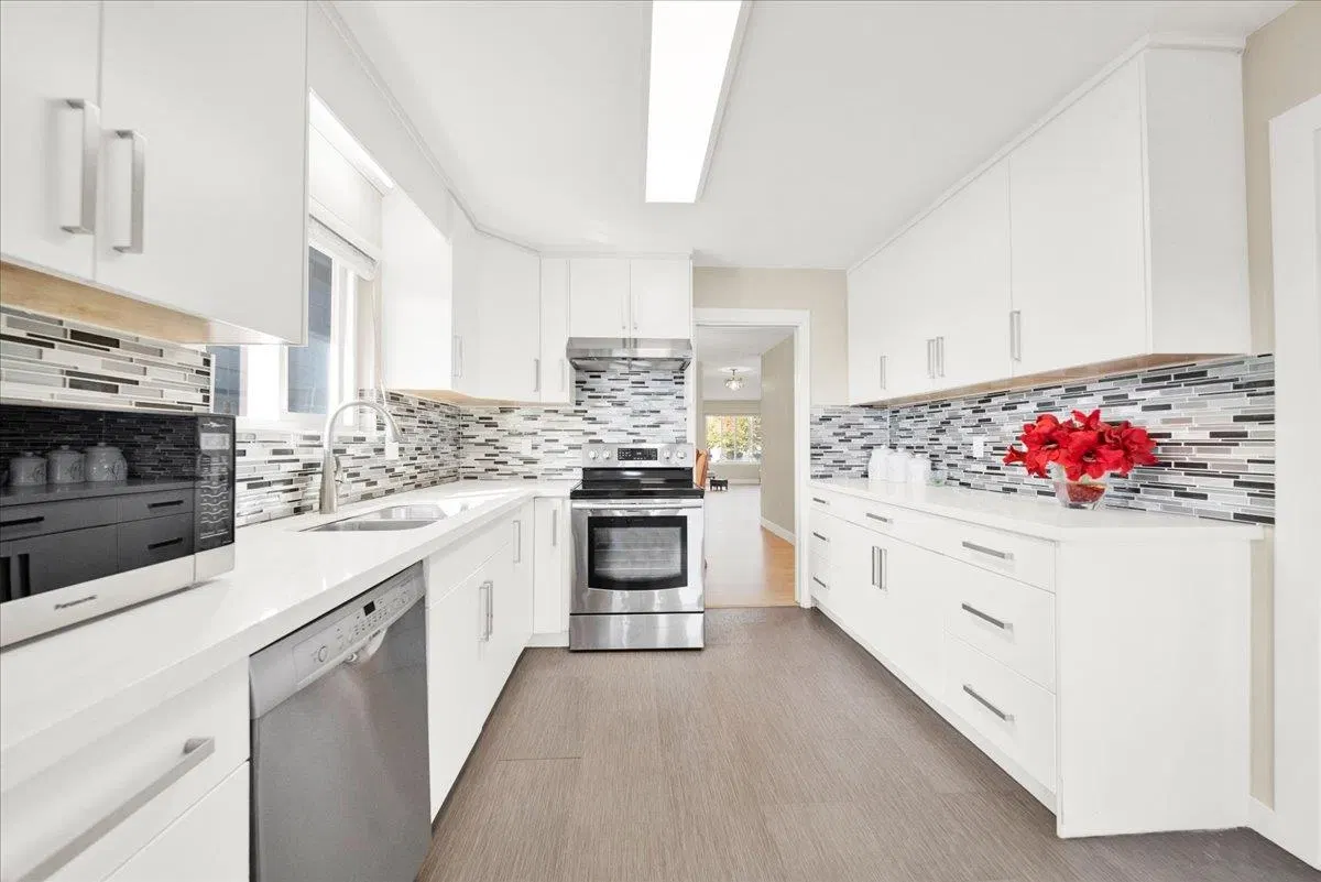 Photo 4 of 23 at 604 E 54th Avenue