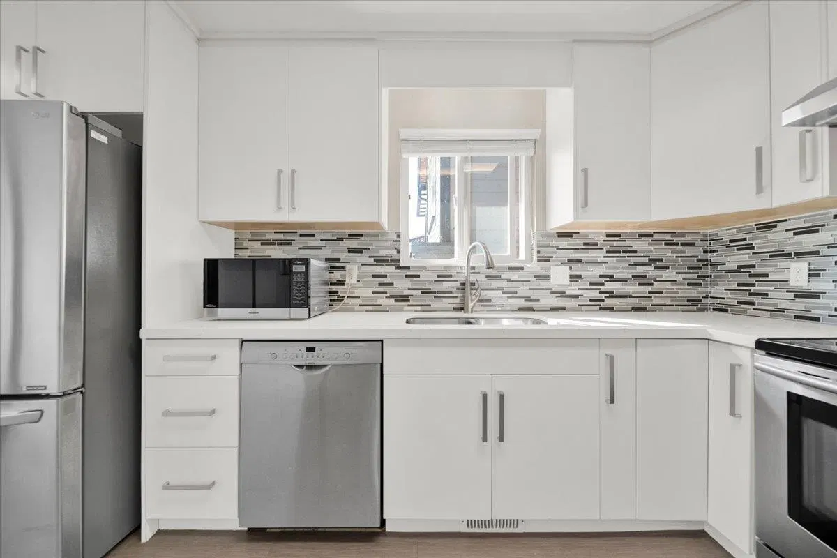 Photo 5 of 23 at 604 E 54th Avenue