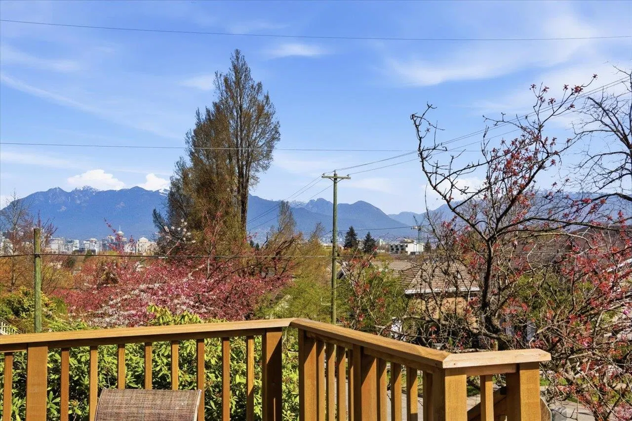 Photo 3 of 39 at 706 W 24th Avenue