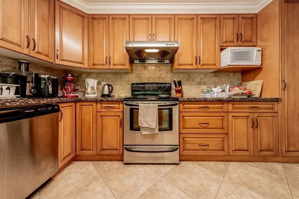Photo 5 of 19 at 14636 18 Avenue