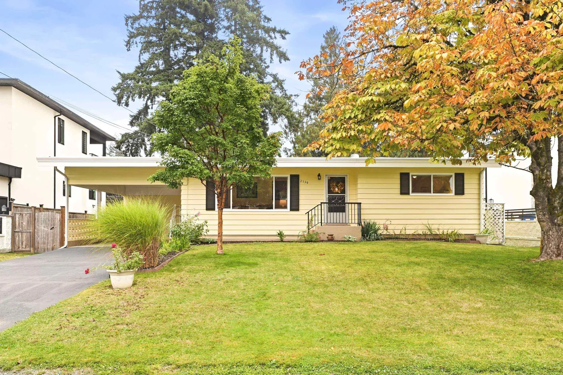 Photo 1 of 33 at 2136 Sherwood Crescent