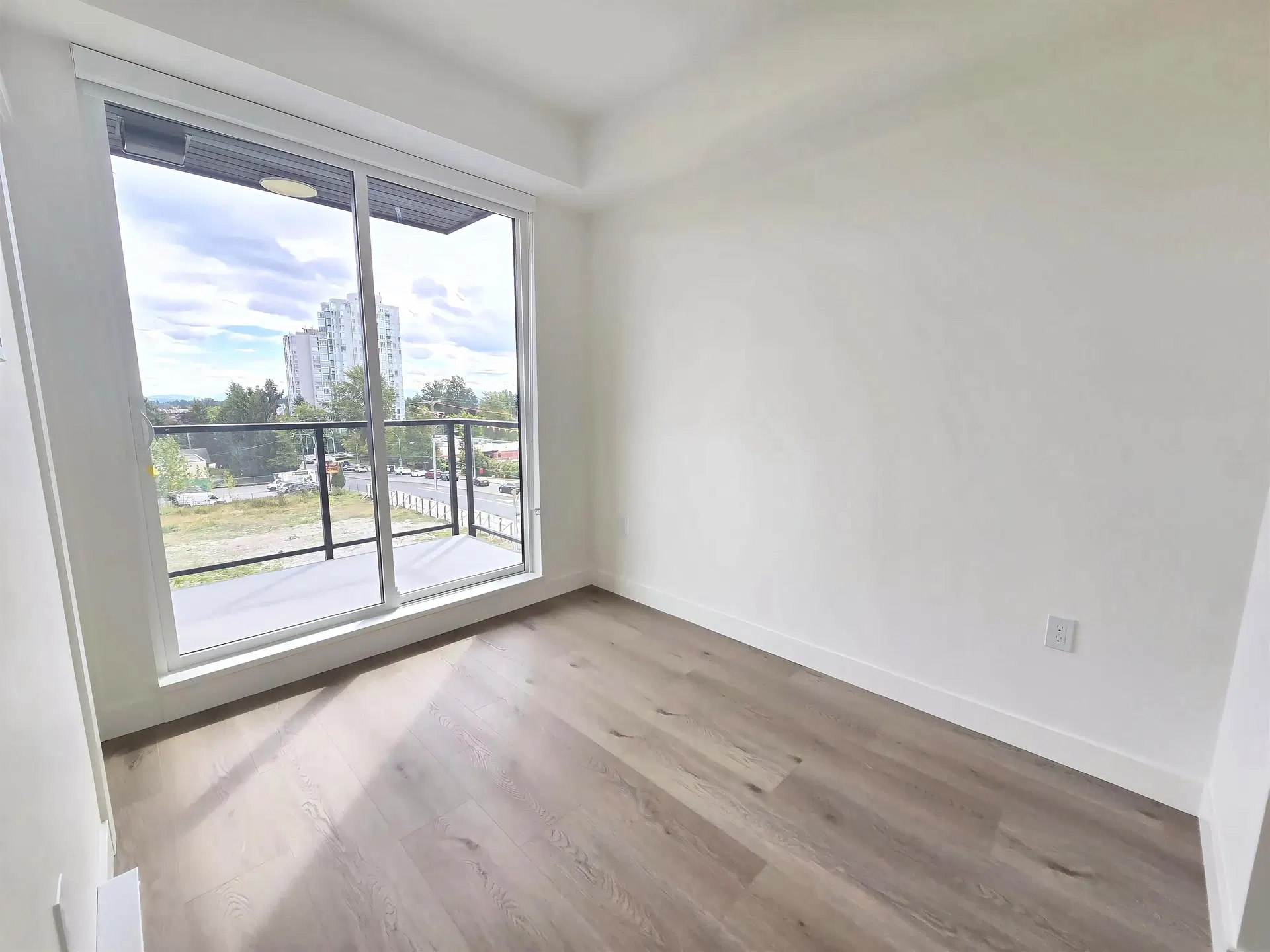Photo 4 of 11 at #414 – 10405 147 Street