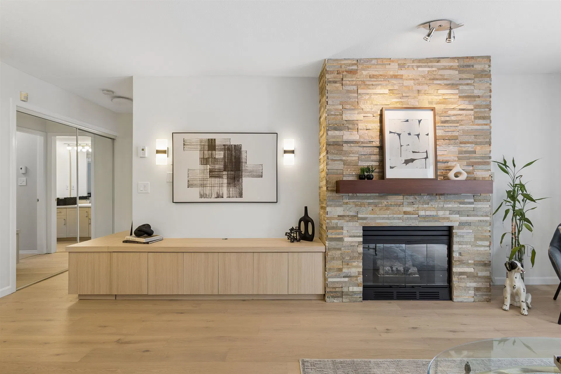 Photo 3 of 31 at #305 – 980 W 21st Avenue