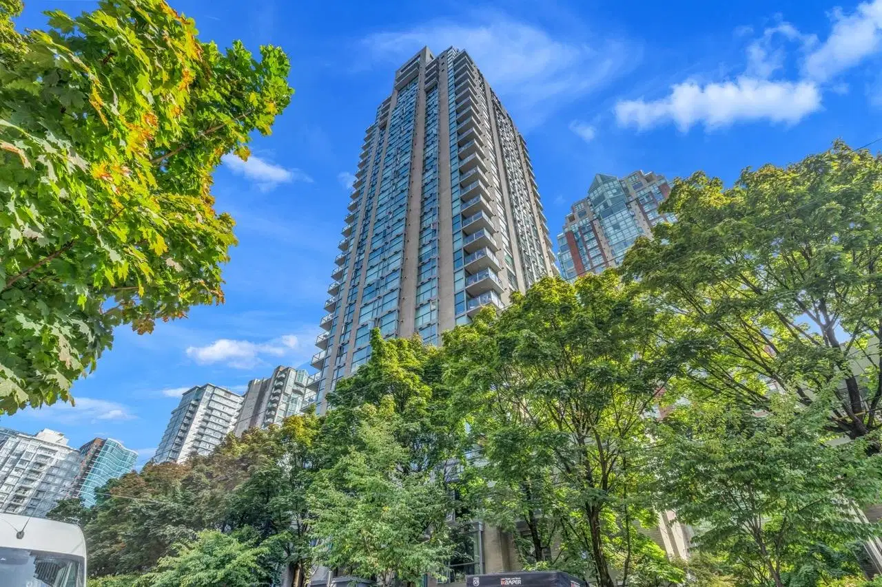 #307 – 928 Richards Street