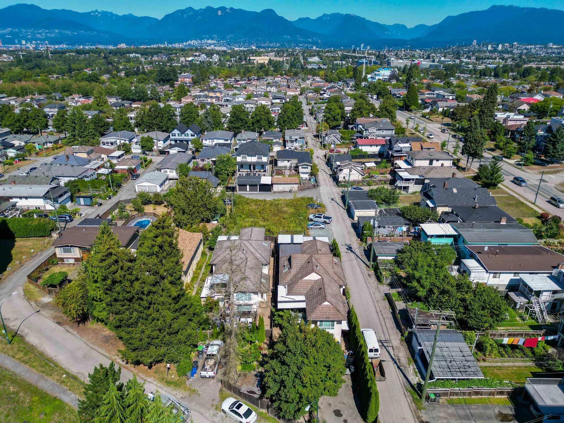 Photo 4 of 13 at 2669 Vanness Avenue