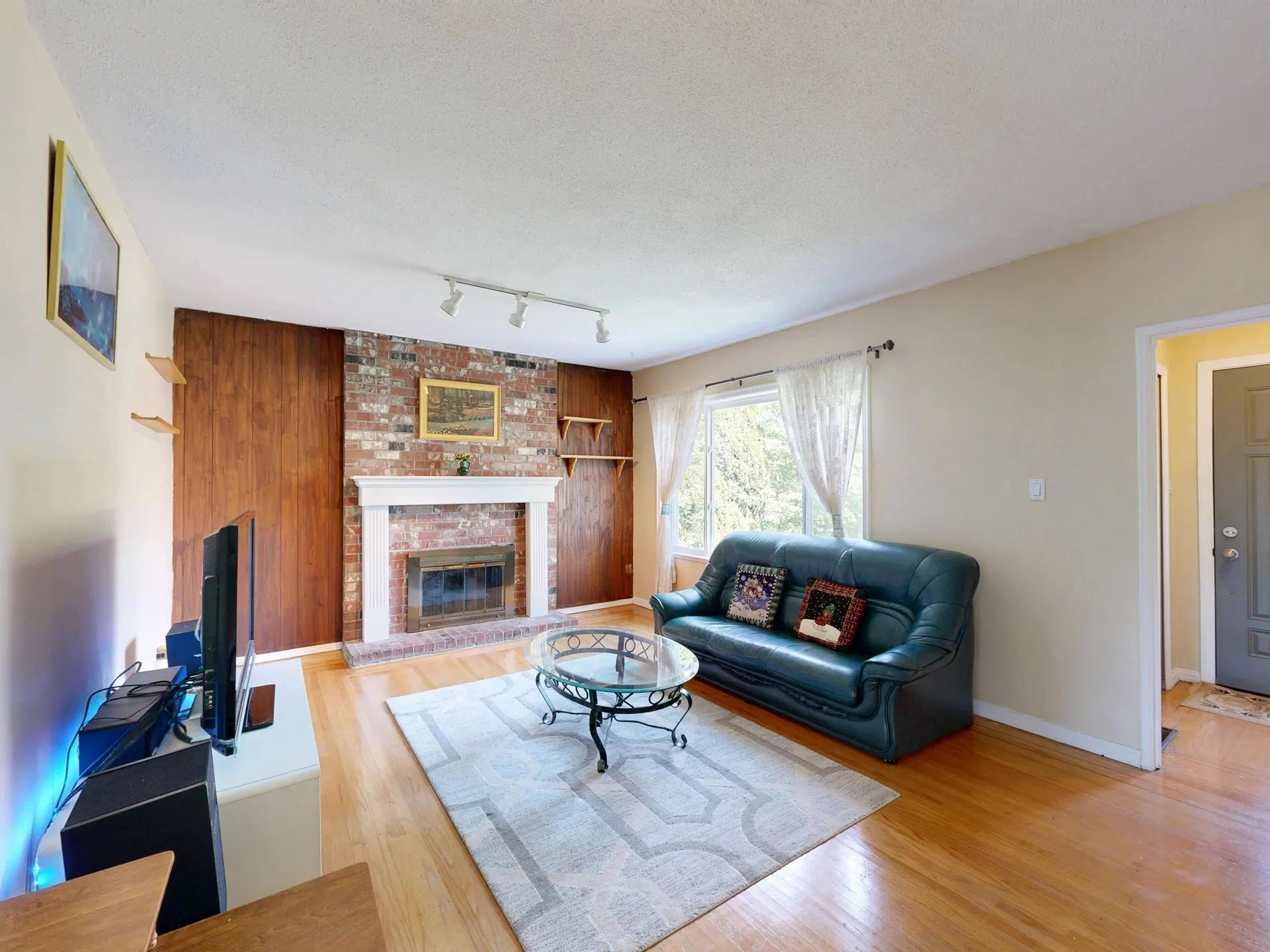 Photo 4 of 30 at 3157 Penticton Street