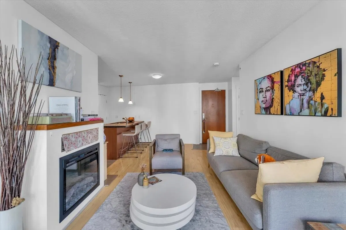 Photo 4 of 24 at #1707 – 1189 Melville Street