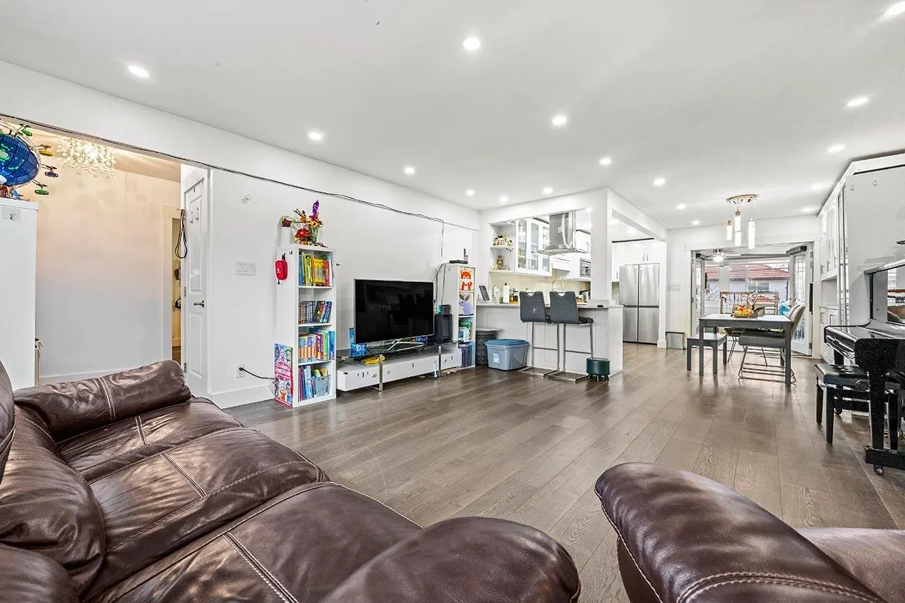 Photo 4 of 18 at 778 E 52nd Avenue