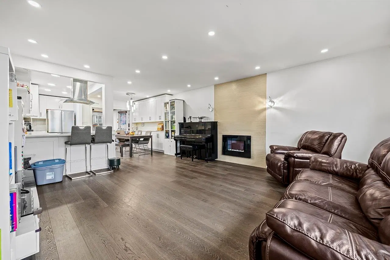 Photo 5 of 18 at 778 E 52nd Avenue
