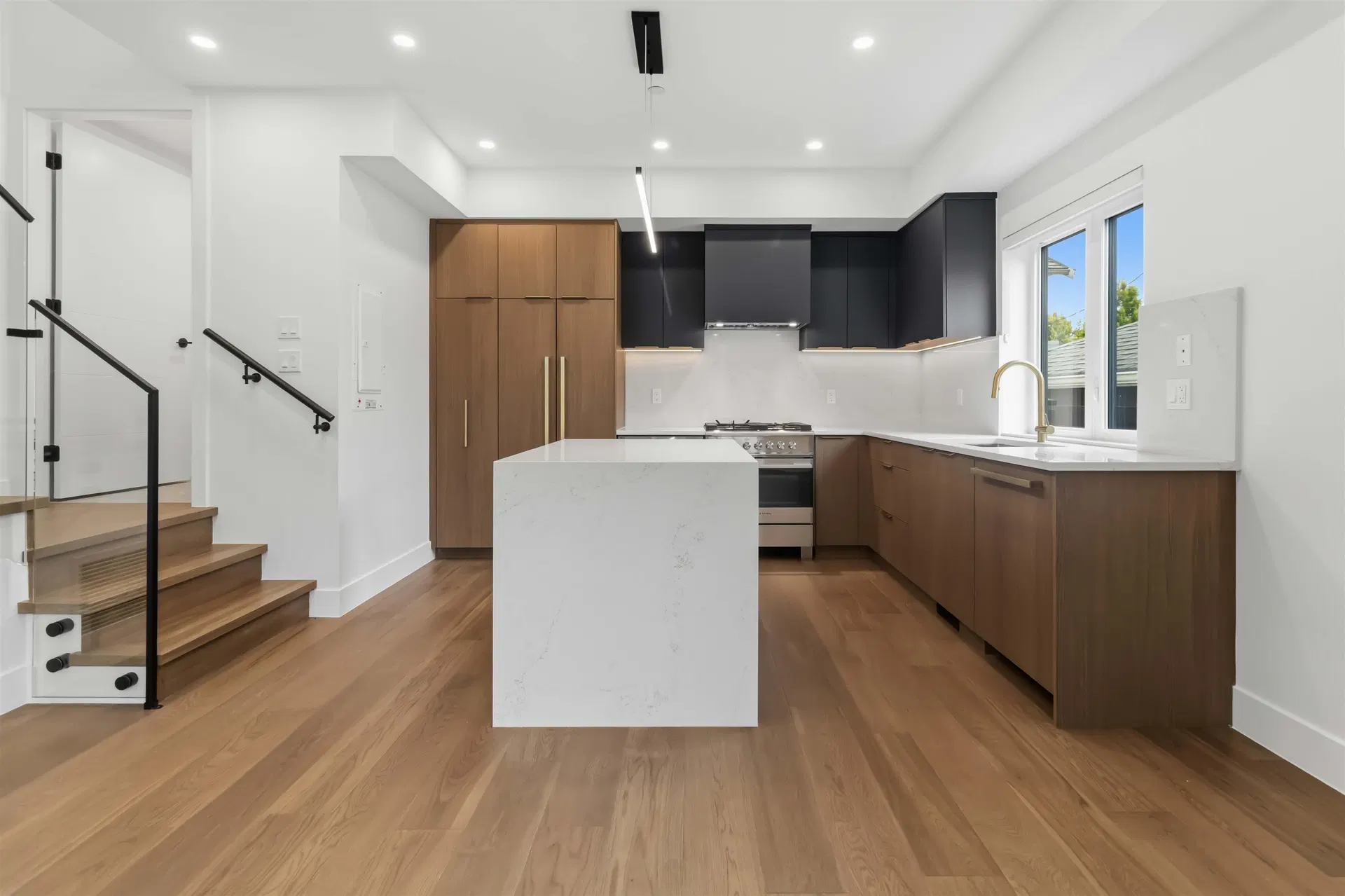 Photo 2 of 31 at #2 – 552 Kaslo Street
