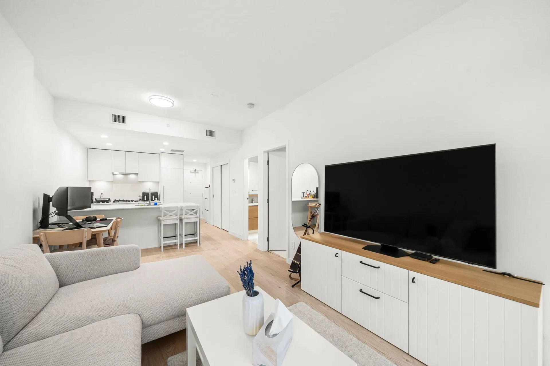 Photo 3 of 21 at 2607 2181 Madison Avenue