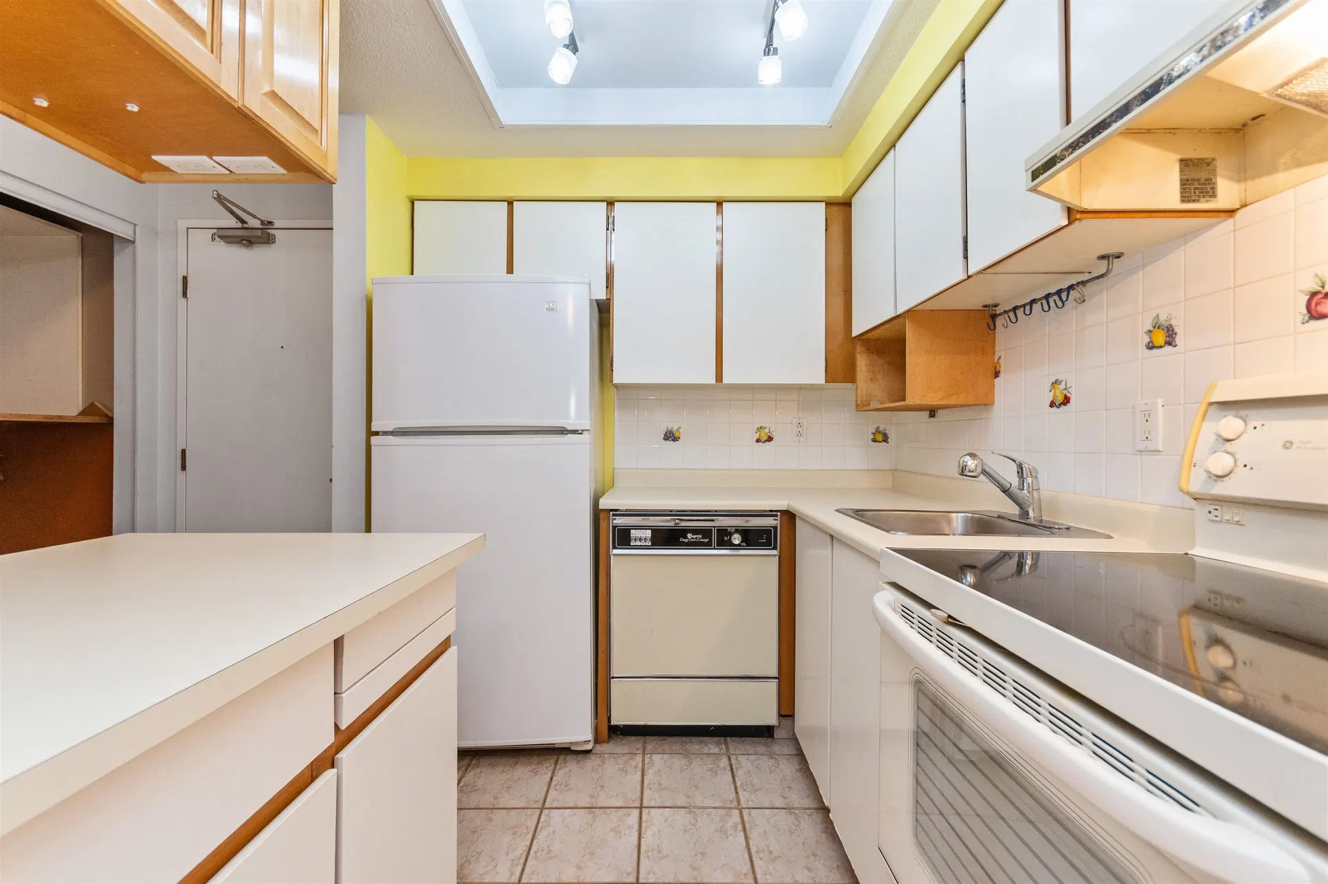 Photo 4 of 32 at #109 – 1177 Howie Avenue
