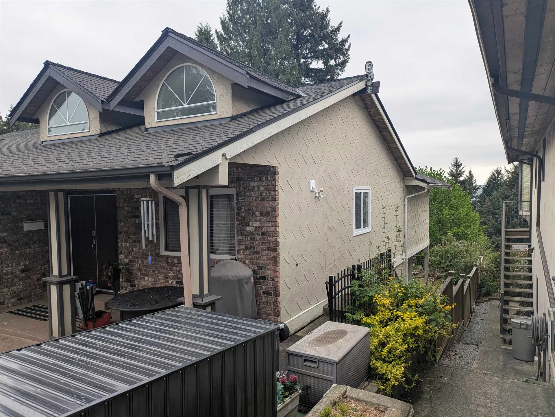 Photo 2 of 34 at 2532 Ashurst Avenue