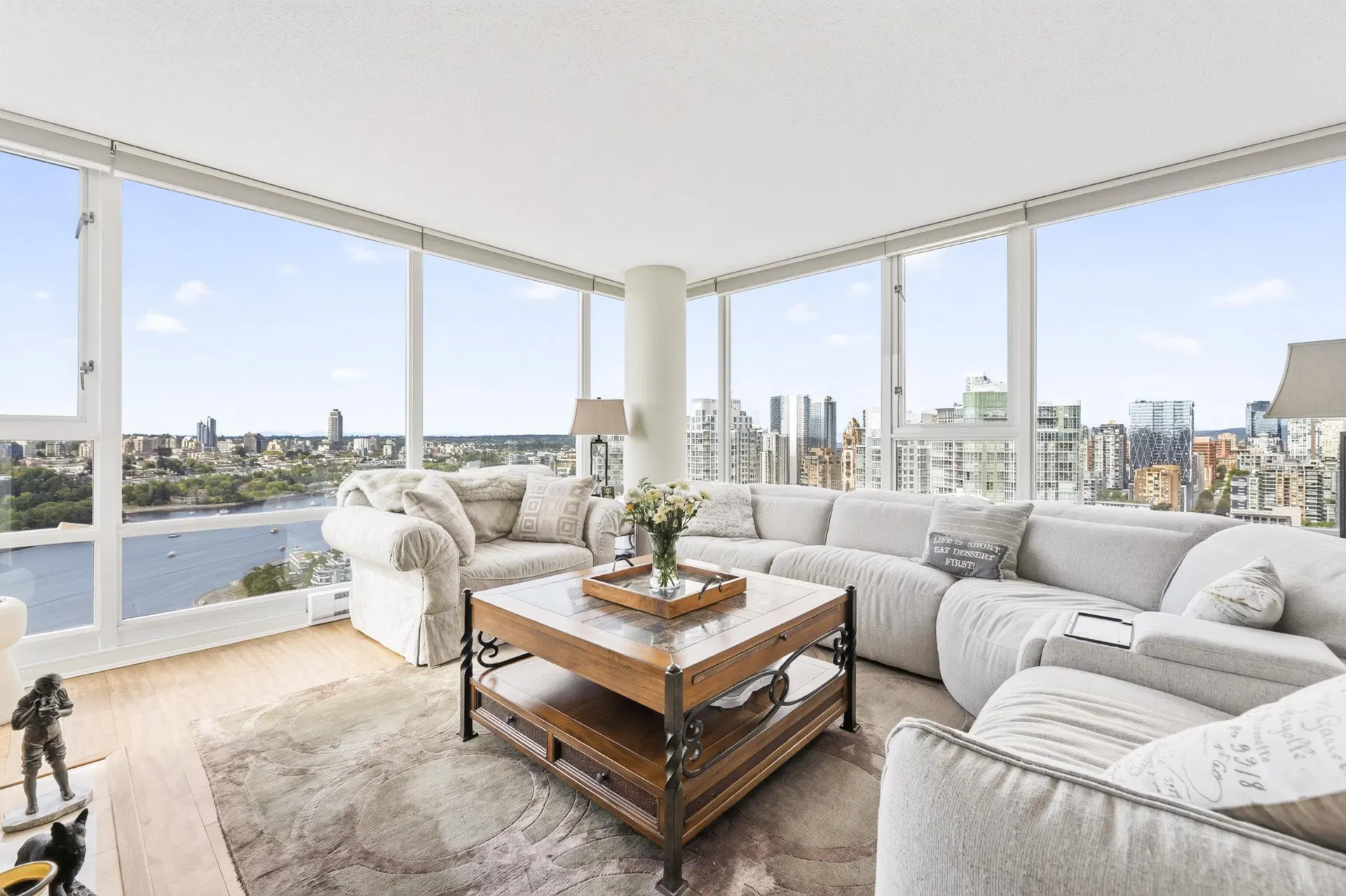 Photo 4 of 40 at #3607 – 1033 Marinaside Crescent