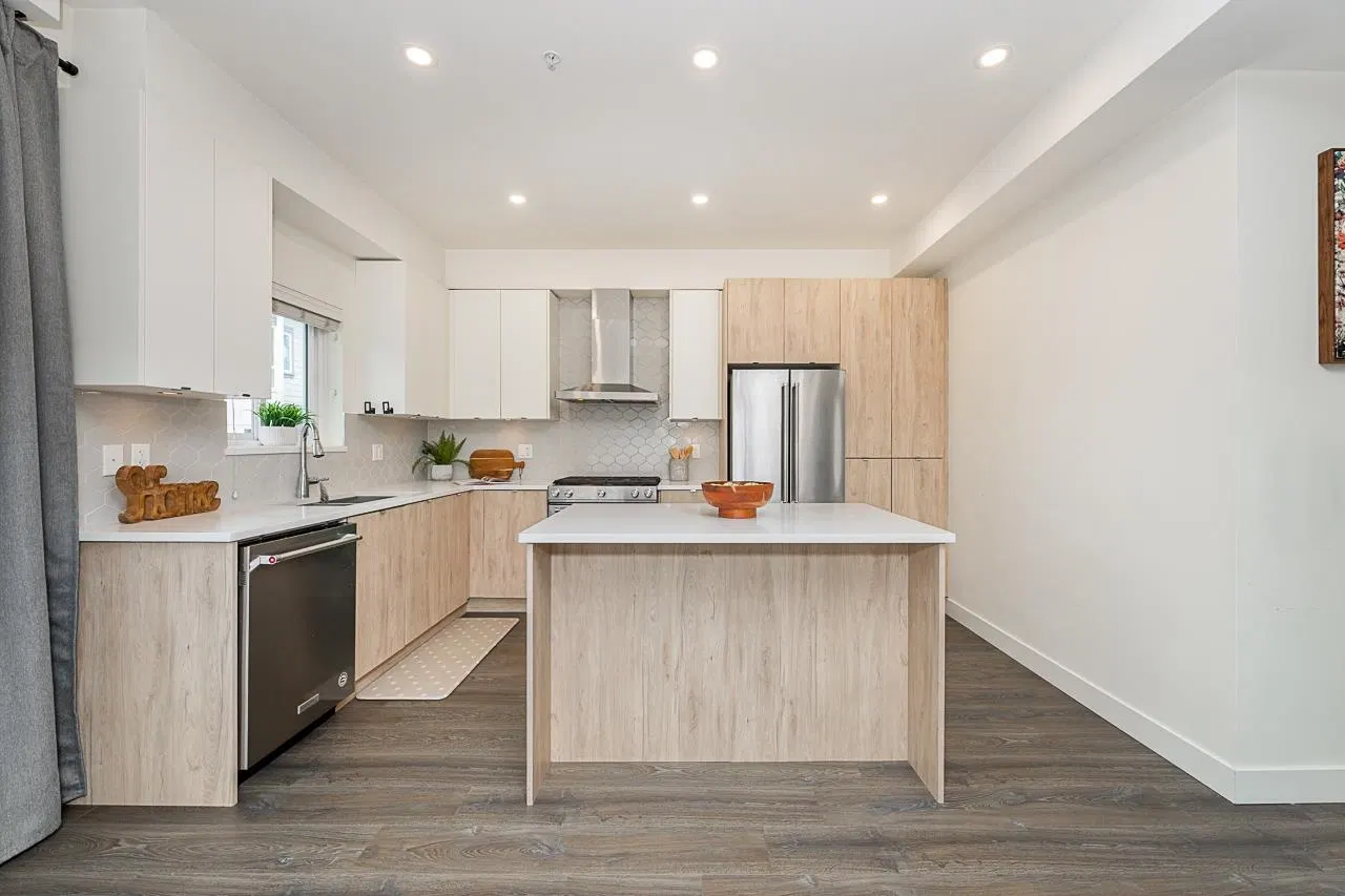 Photo 5 of 39 at #3 – 7947 209 Street