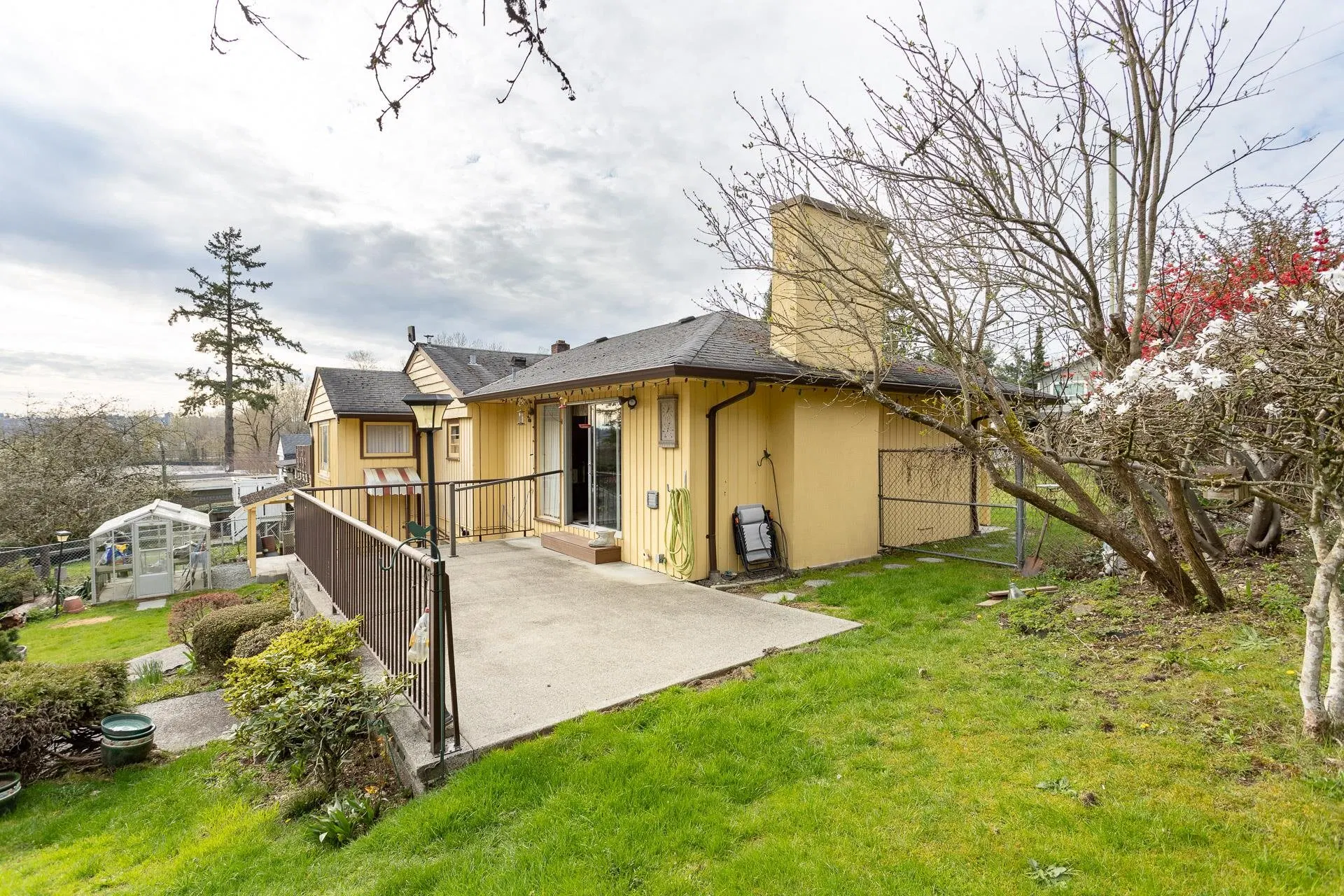 Photo 3 of 18 at 1874 Hillside Avenue