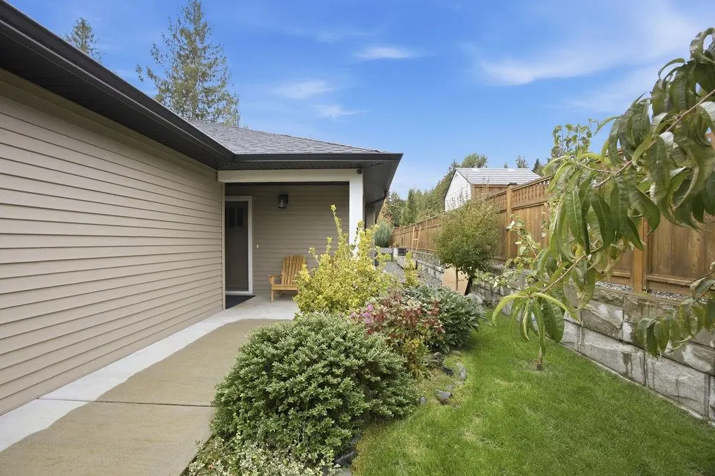Photo 3 of 33 at 1070 Celia Crescent