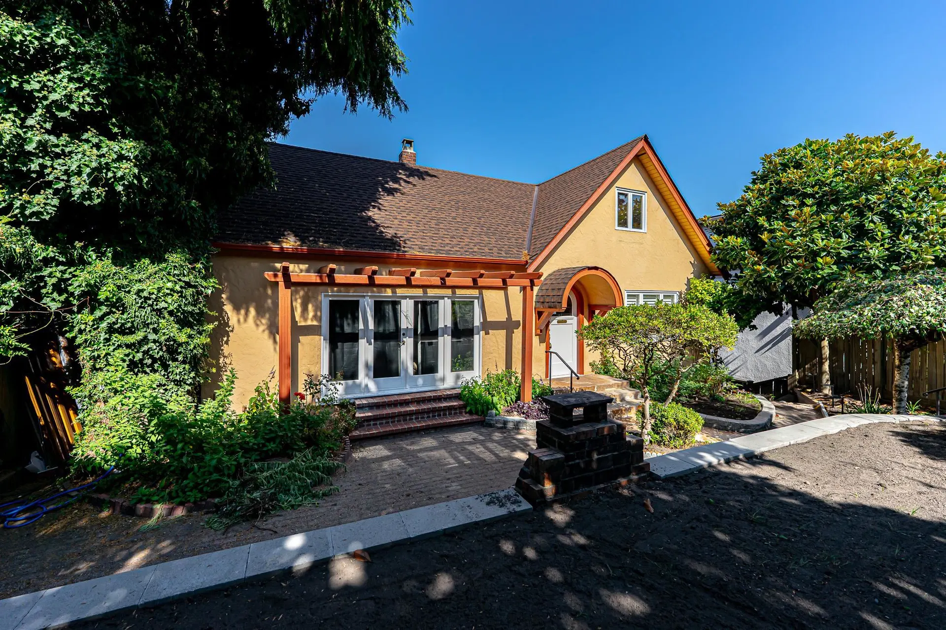 Photo 1 of 17 at 4327 Locarno Crescent