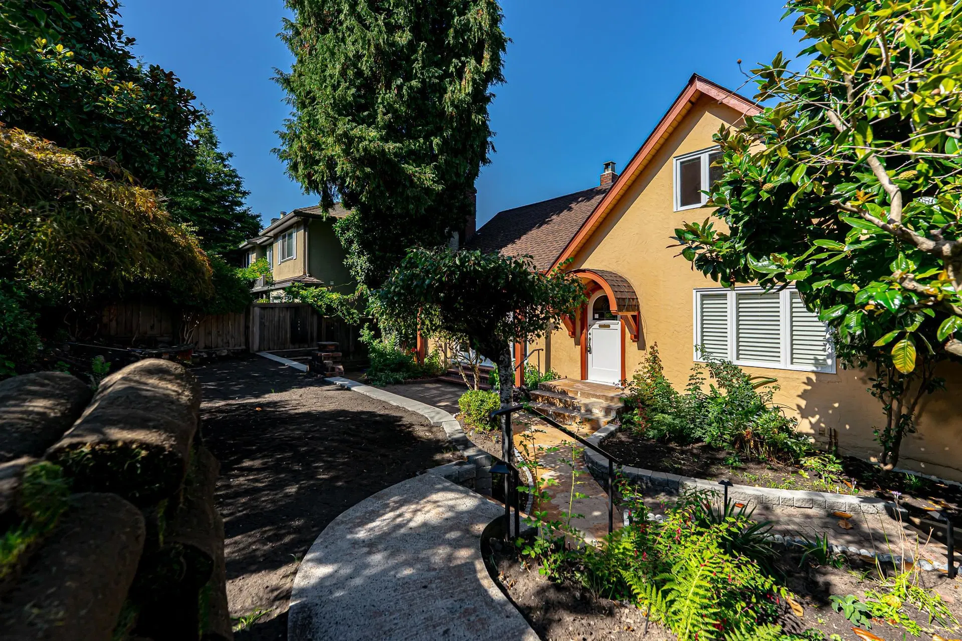 Photo 2 of 17 at 4327 Locarno Crescent