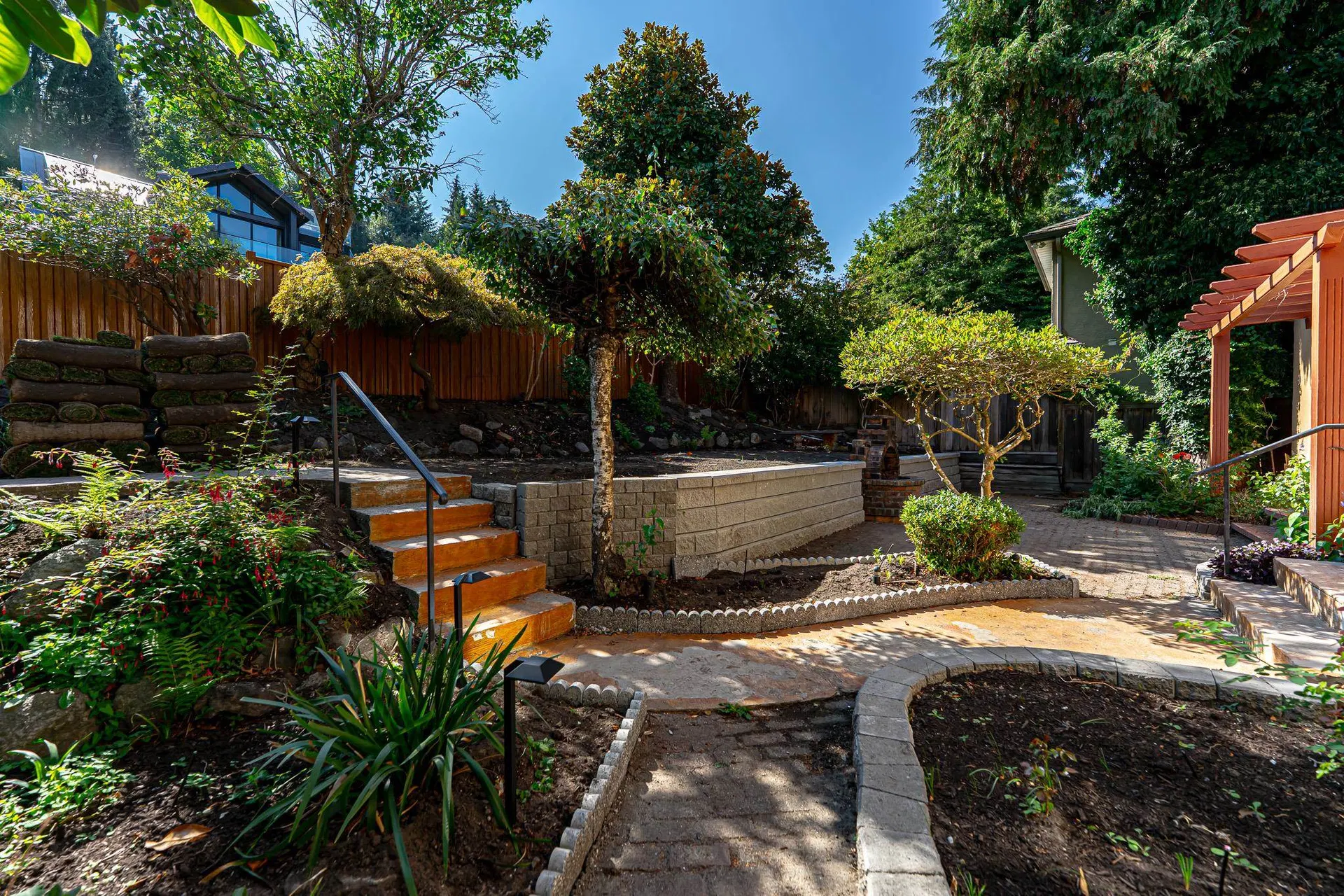 Photo 3 of 17 at 4327 Locarno Crescent