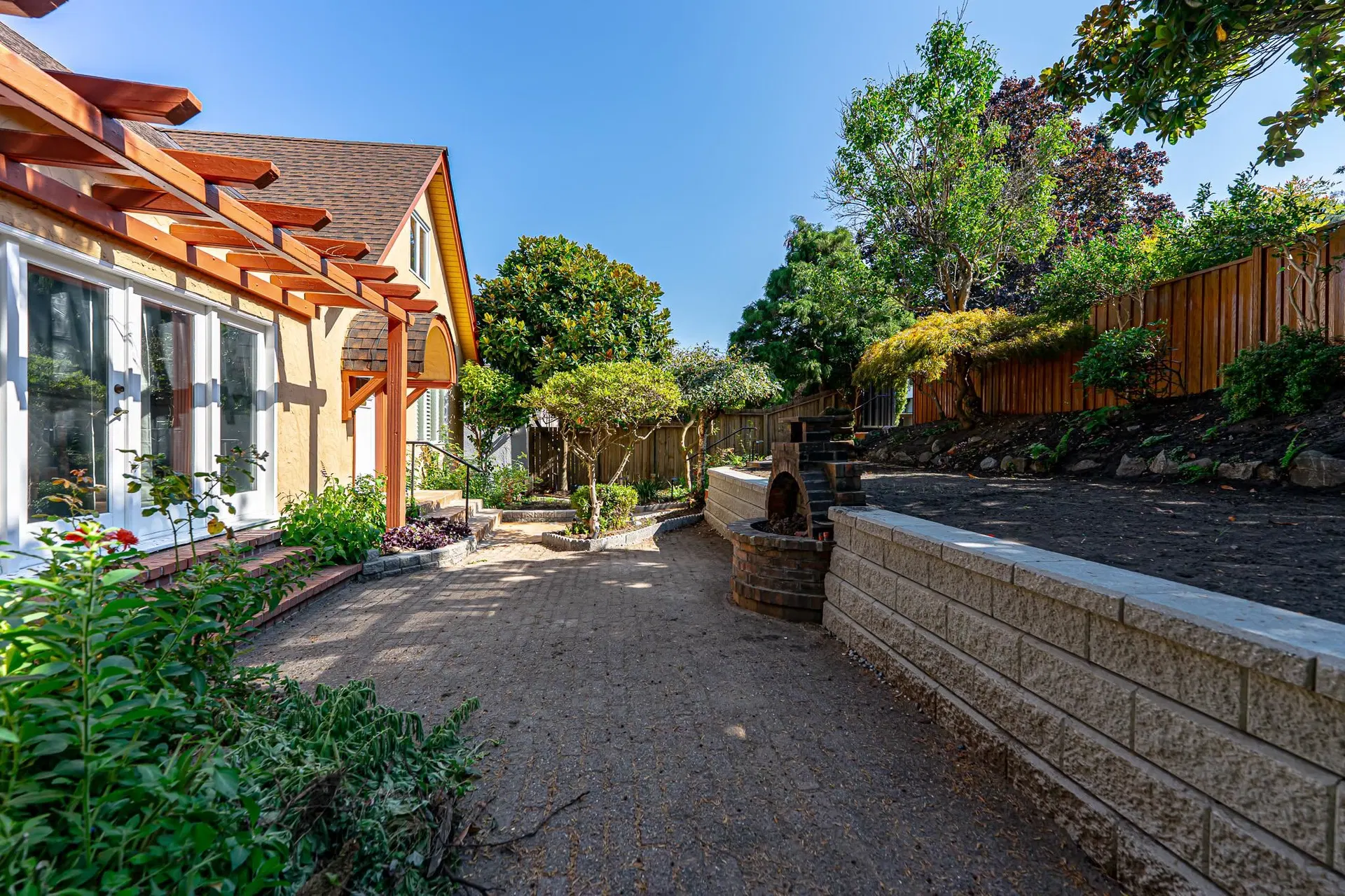Photo 4 of 17 at 4327 Locarno Crescent