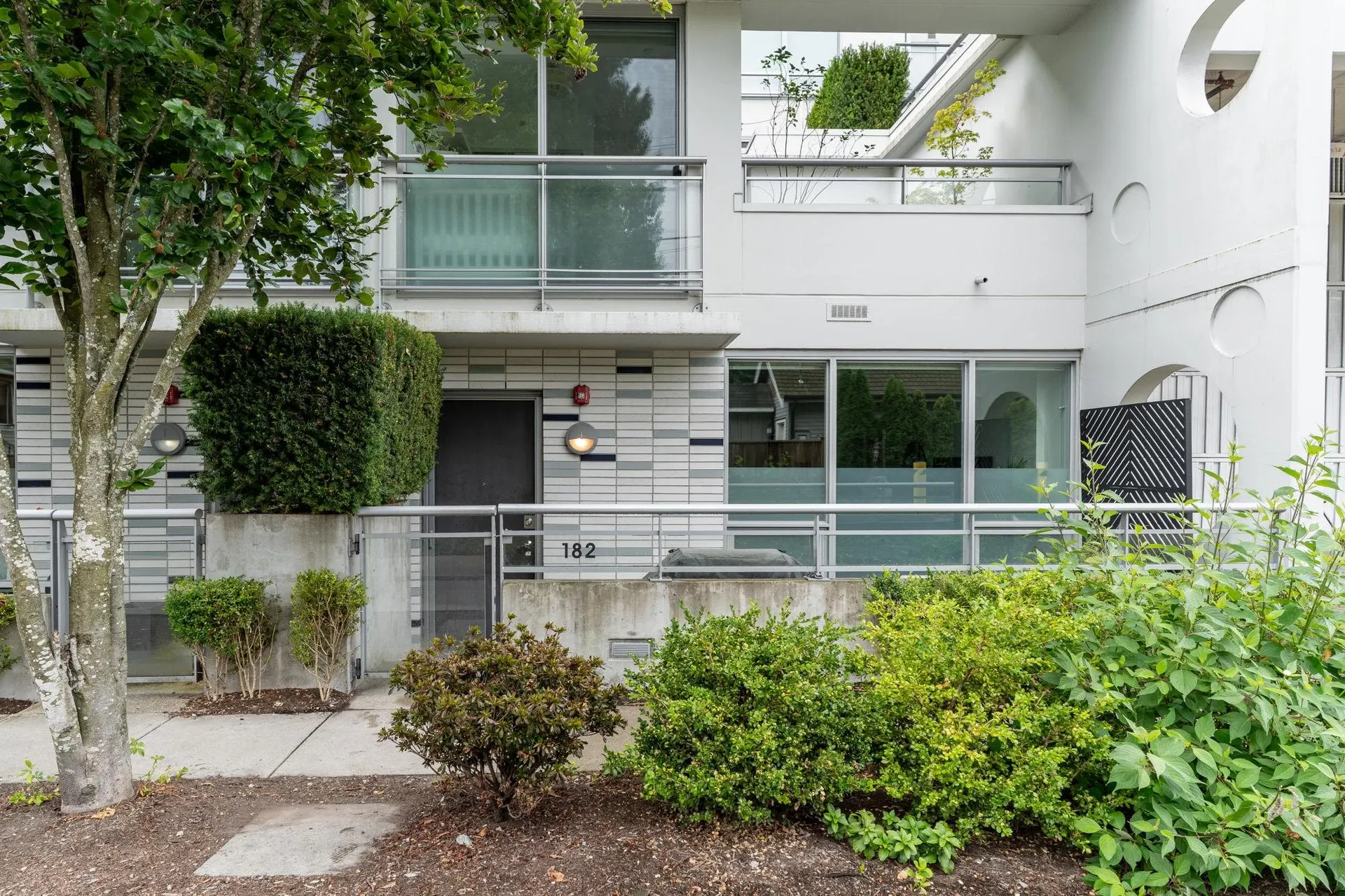 Photo 3 of 35 at 182 E 17th Avenue