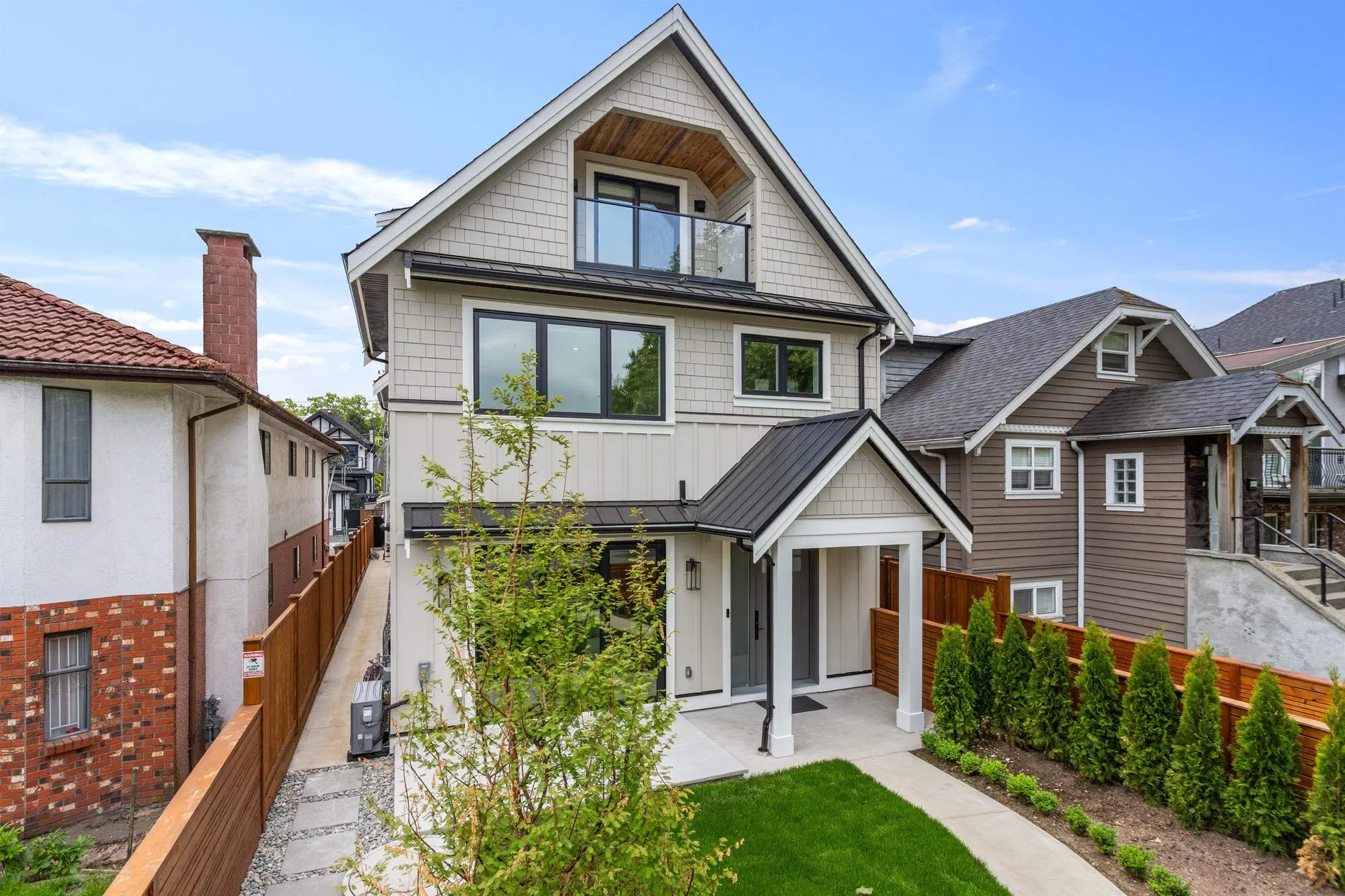 Photo 3 of 33 at #1 – 2258 Napier Street