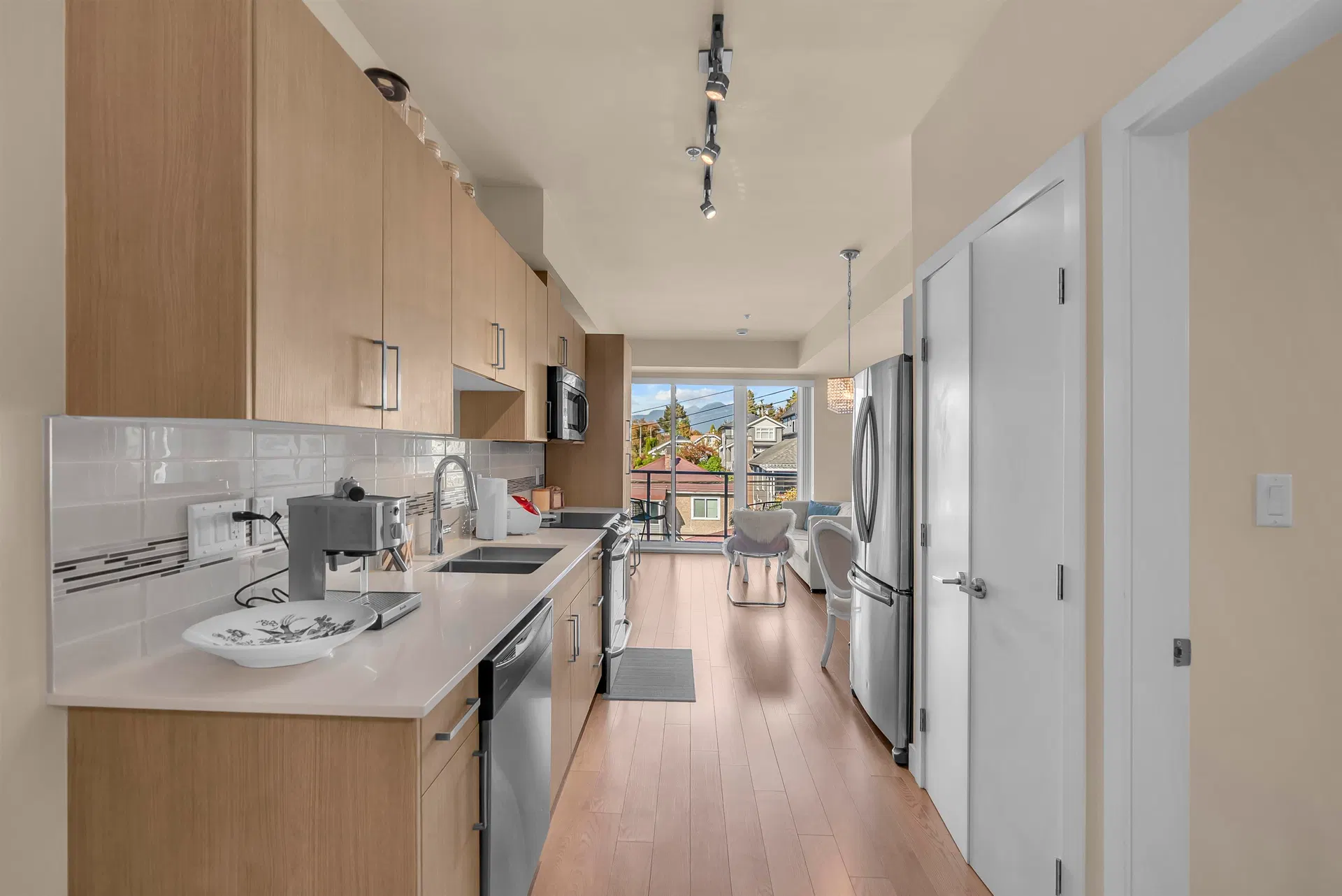 Photo 5 of 28 at #505 – 388 Kootenay Street