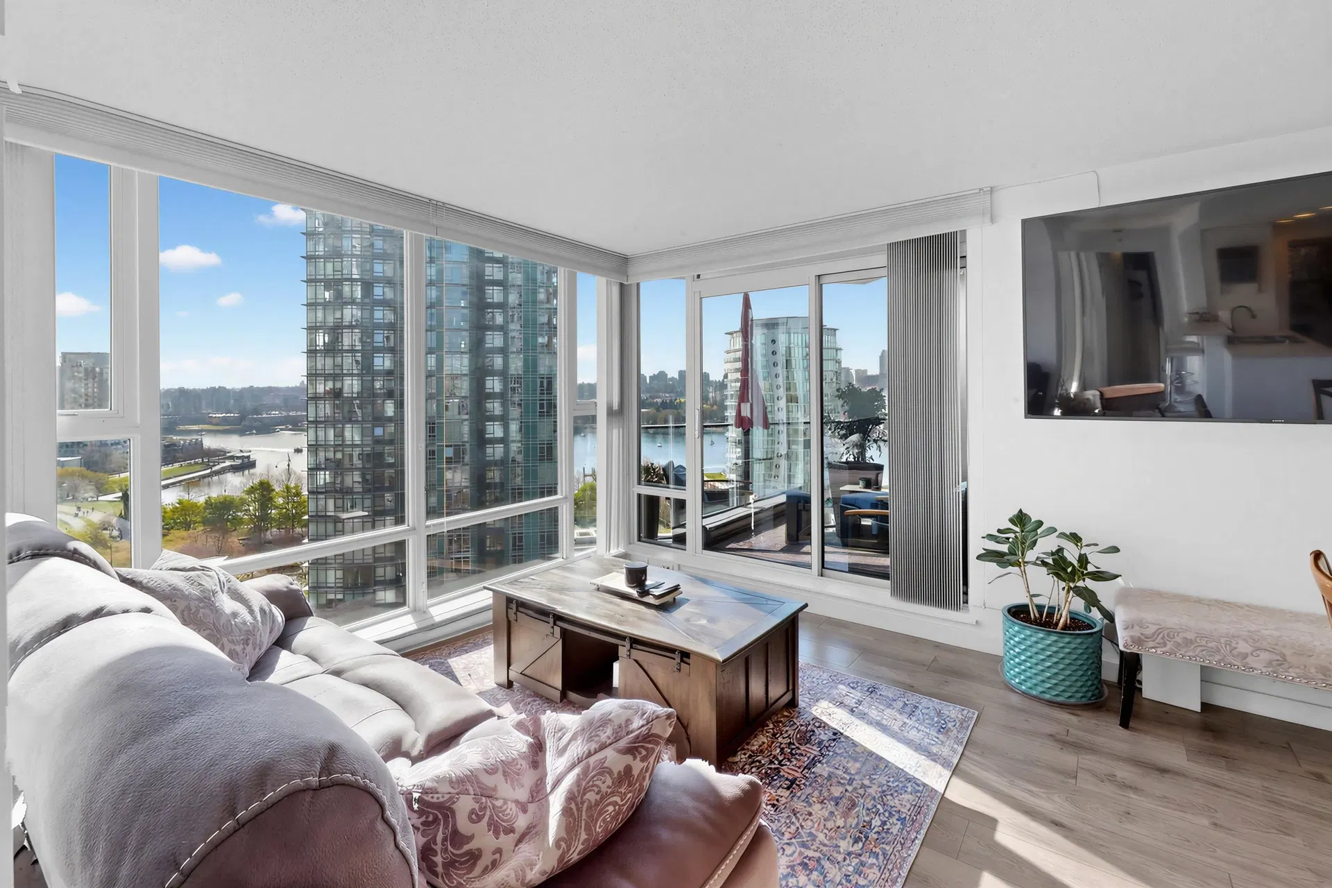 Photo 1 of 40 at #1501 – 455 Beach Crescent