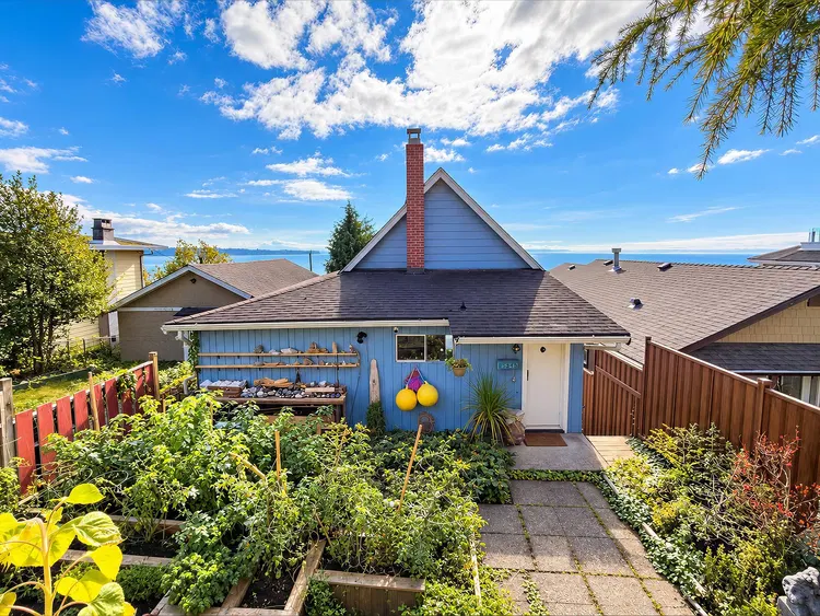 Photo 1 of 6 at 15249 Victoria Avenue