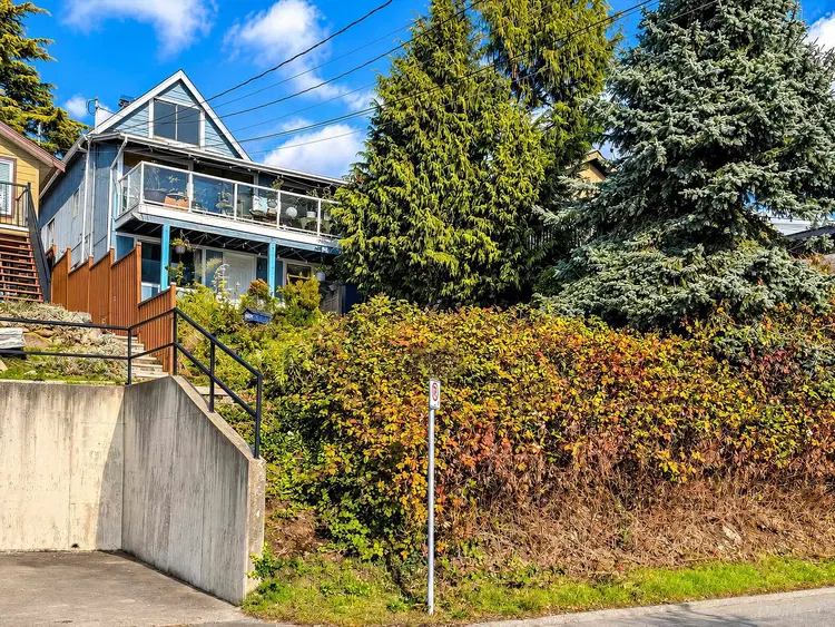 Photo 5 of 6 at 15249 Victoria Avenue