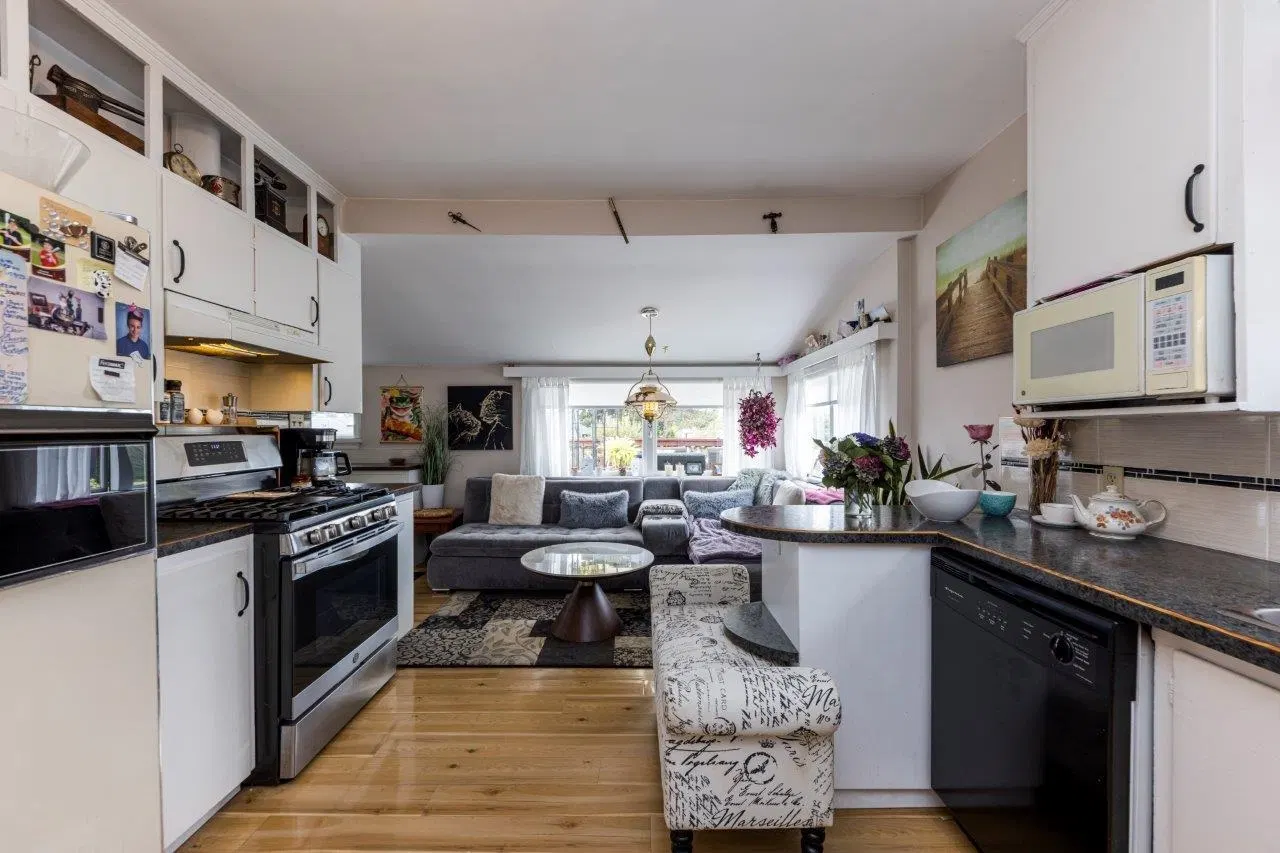 Photo 3 of 24 at 2057 Mahon Avenue
