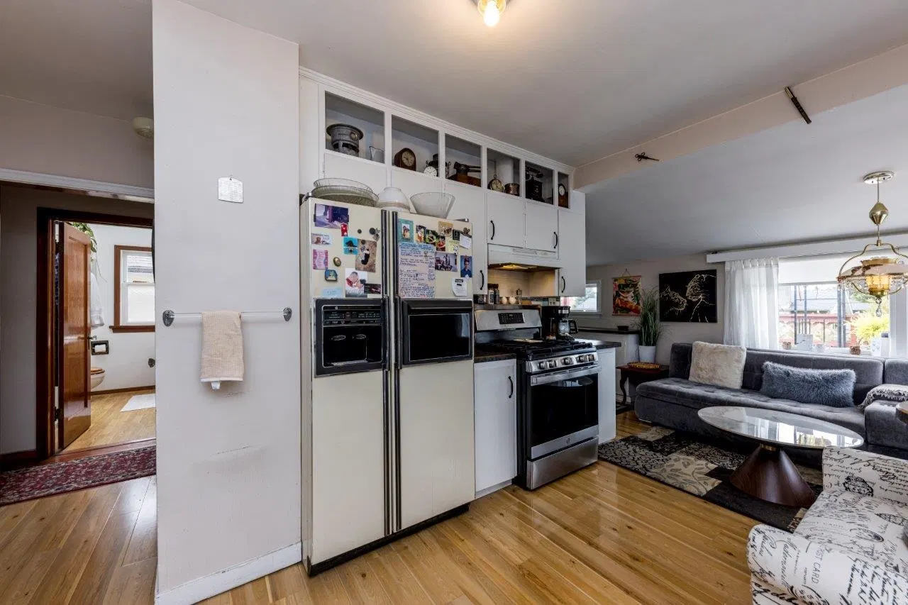 Photo 4 of 24 at 2057 Mahon Avenue