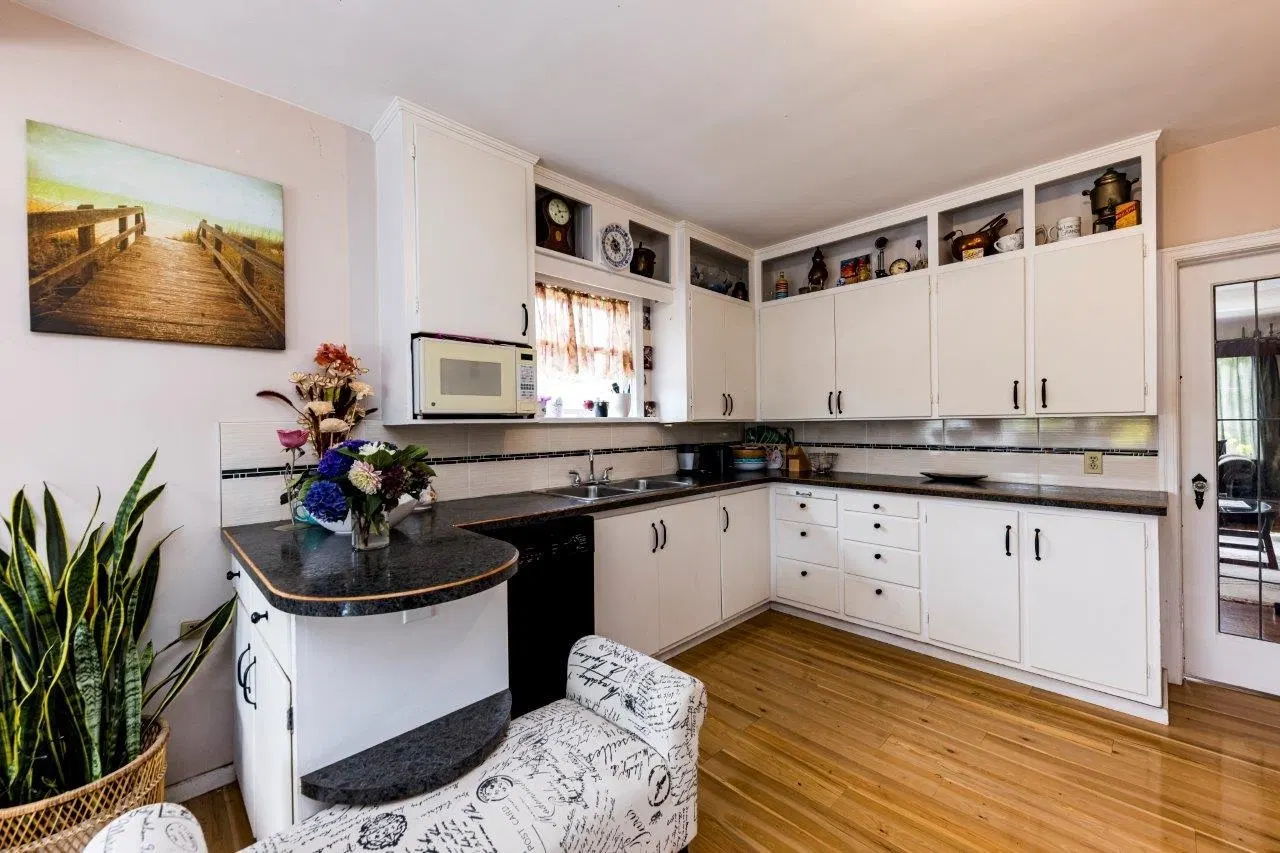 Photo 5 of 24 at 2057 Mahon Avenue