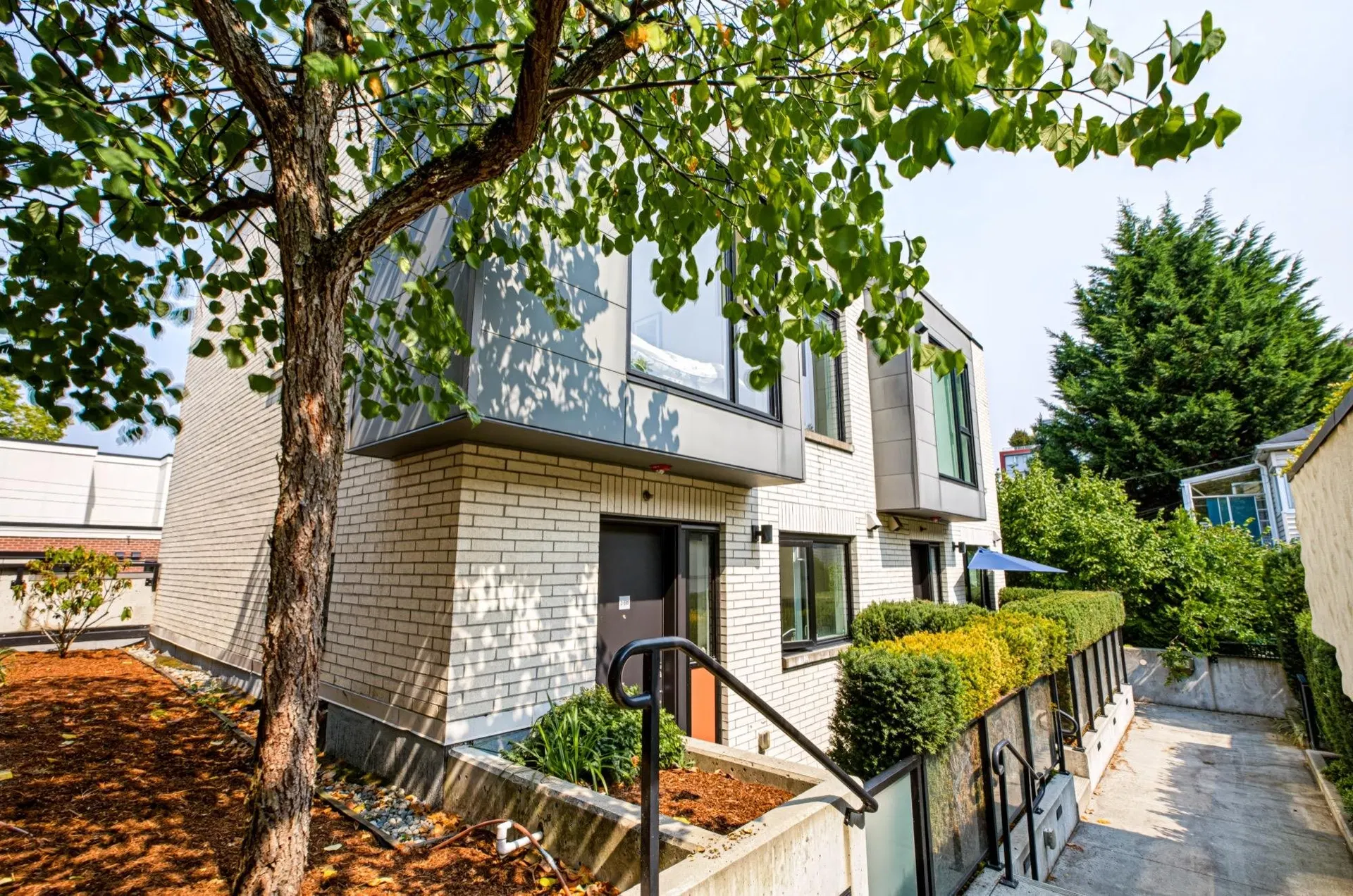 #2 – 589 King Edward Avenue