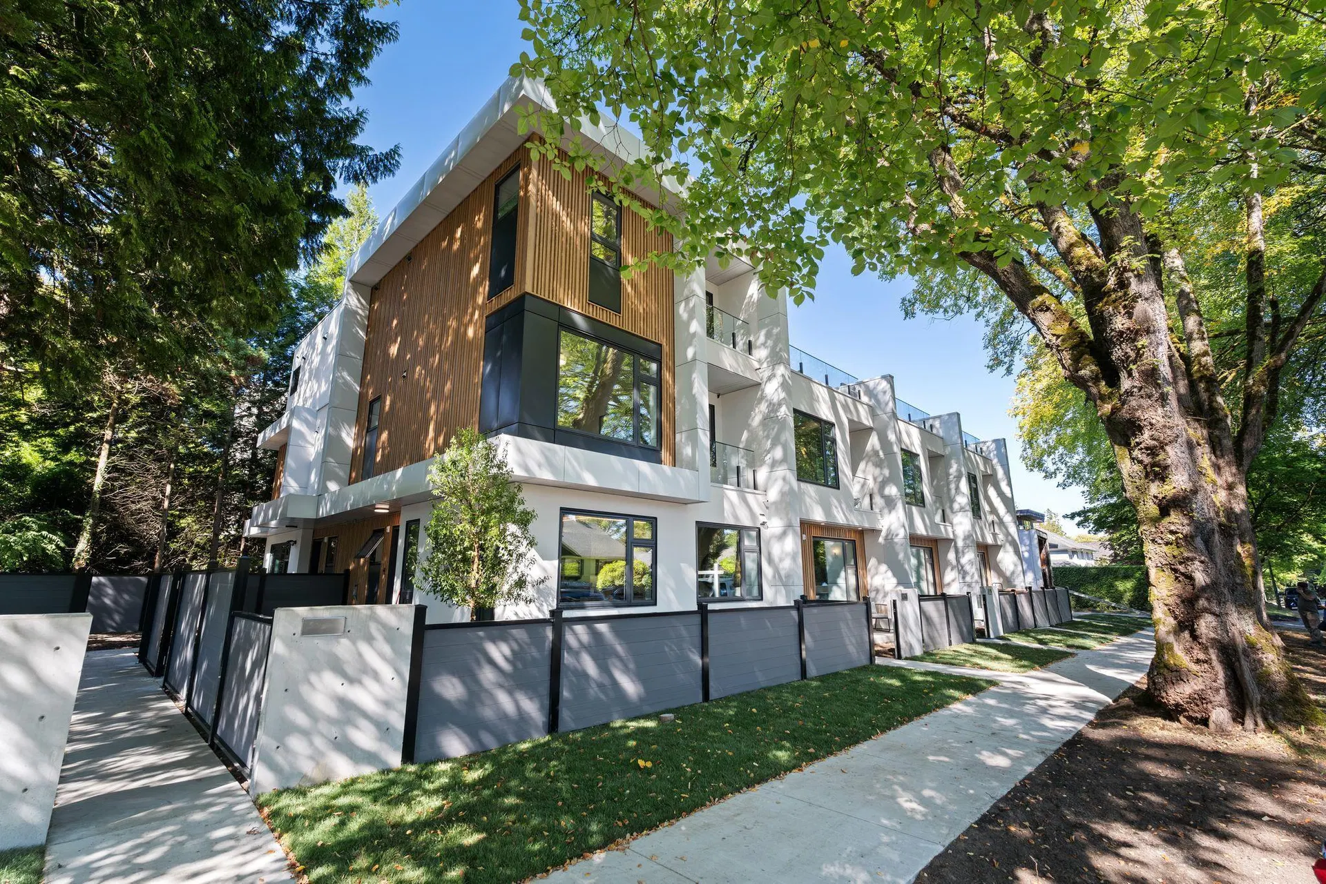 Photo 2 of 40 at #4 – 1491 Devonshire Crescent