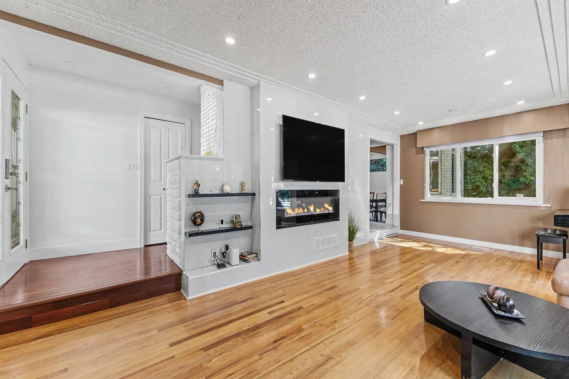 Photo 5 of 40 at 677 Gatensbury Street