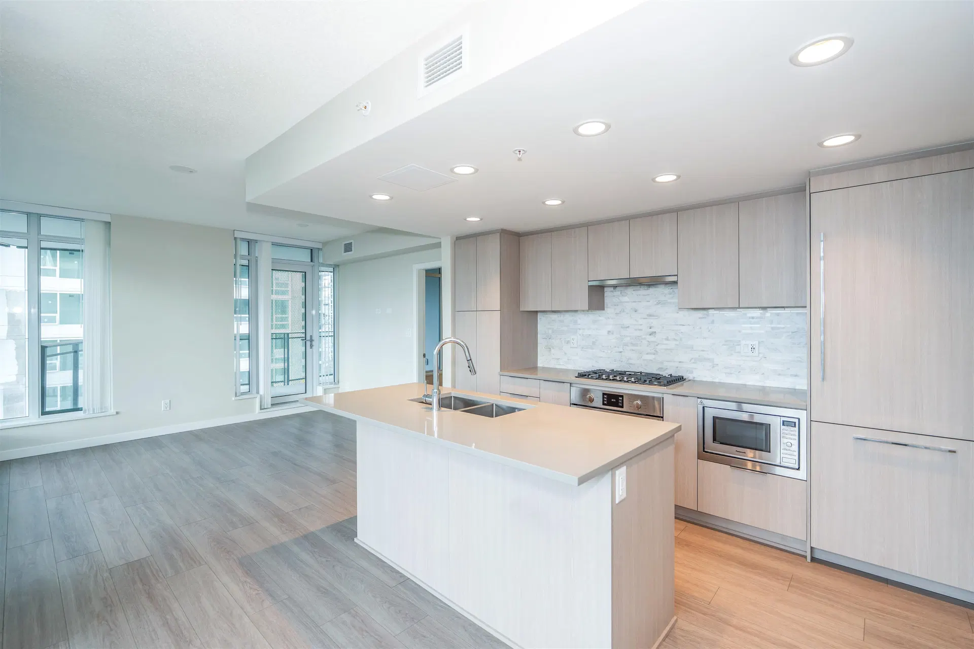 Photo 4 of 40 at #1406 – 1182 Westwood Street