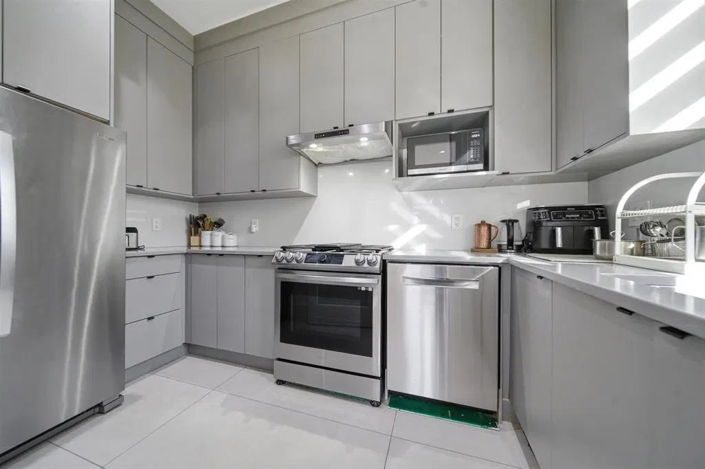Photo 5 of 9 at 14718 90a Avenue