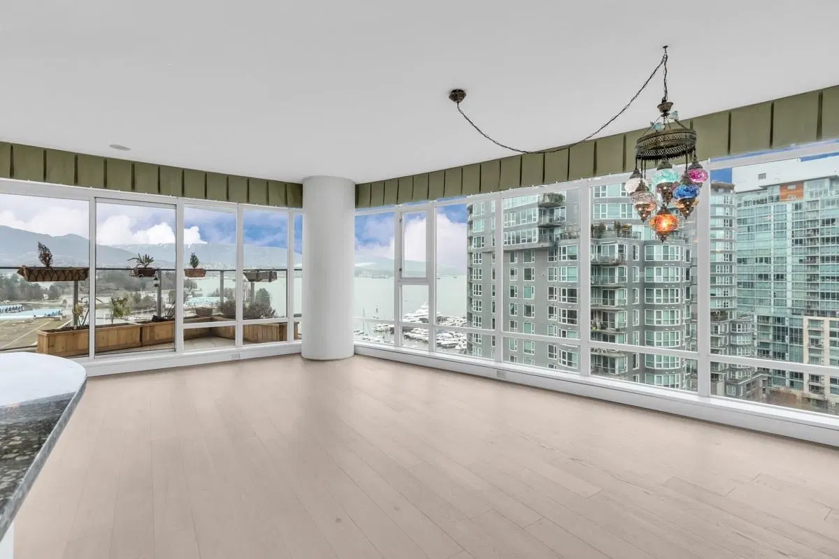 Photo 2 of 34 at #1602 – 1616 Bayshore Drive