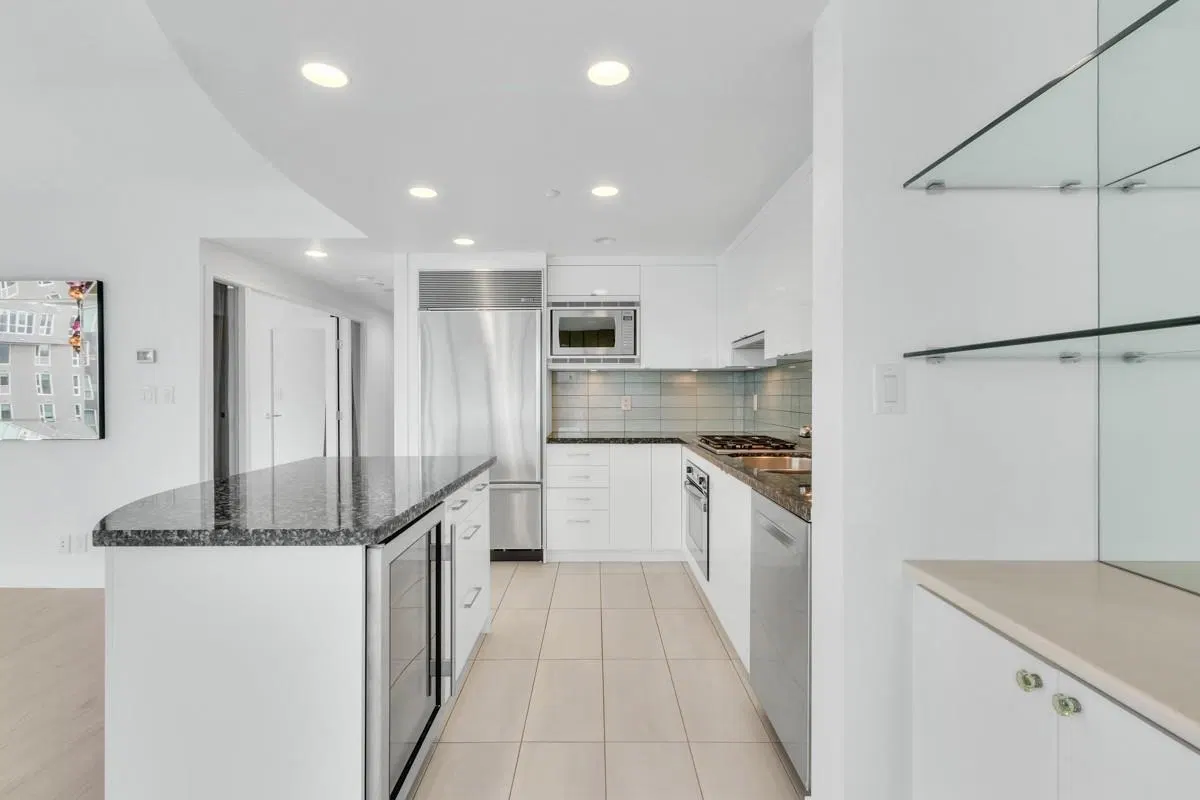 Photo 4 of 34 at #1602 – 1616 Bayshore Drive