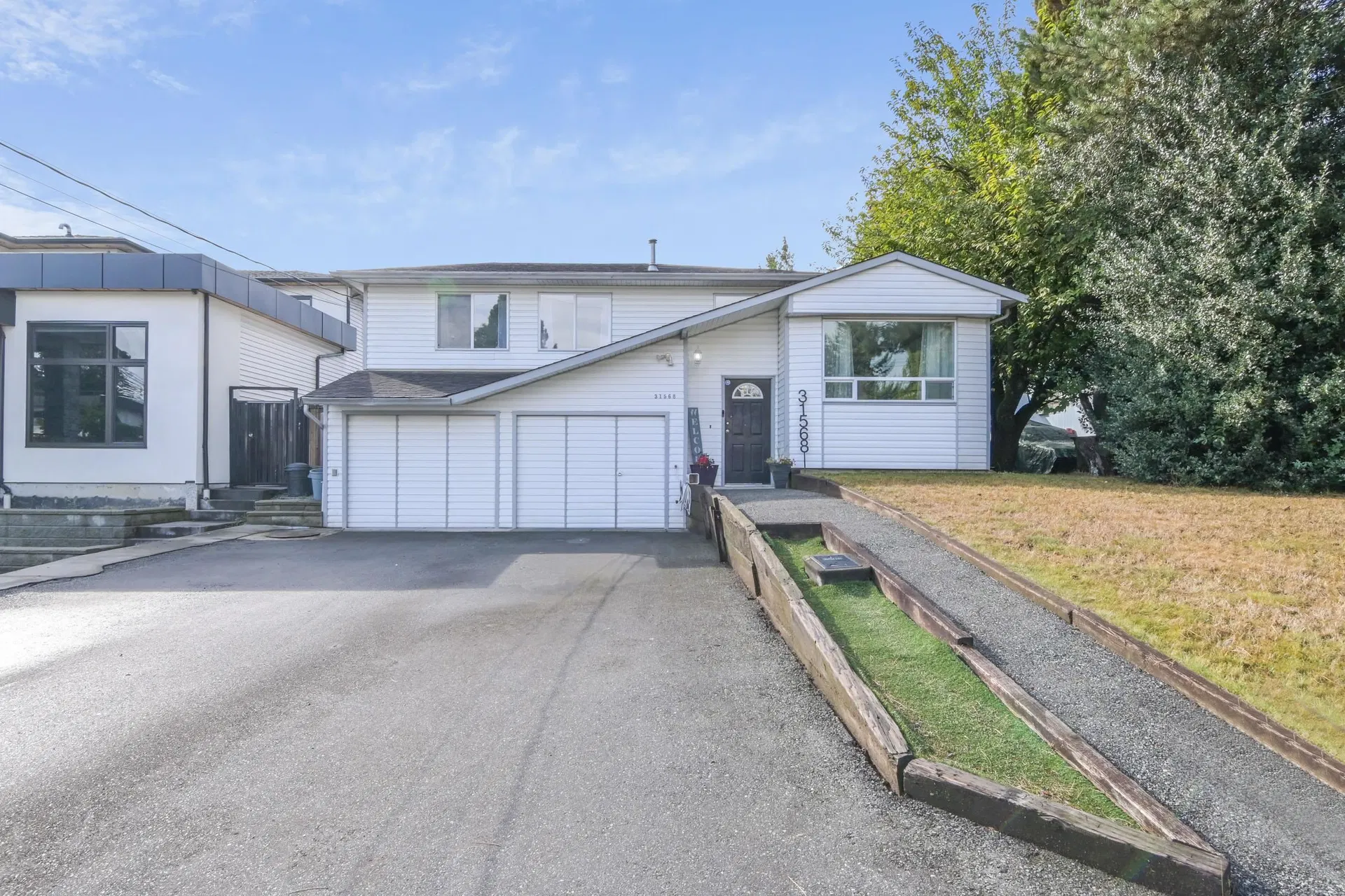 31568 Oakridge Crescent