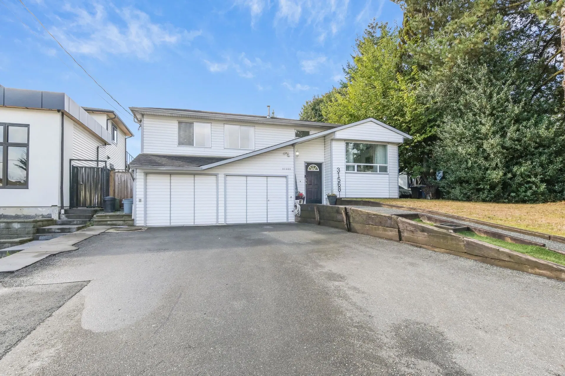 Photo 2 of 27 at 31568 Oakridge Crescent
