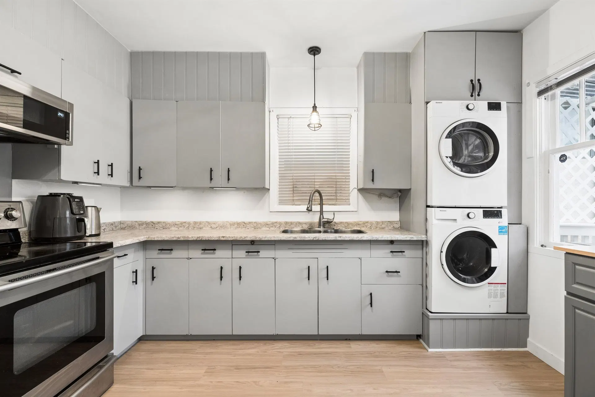 Photo 2 of 40 at 936 W 17th Avenue