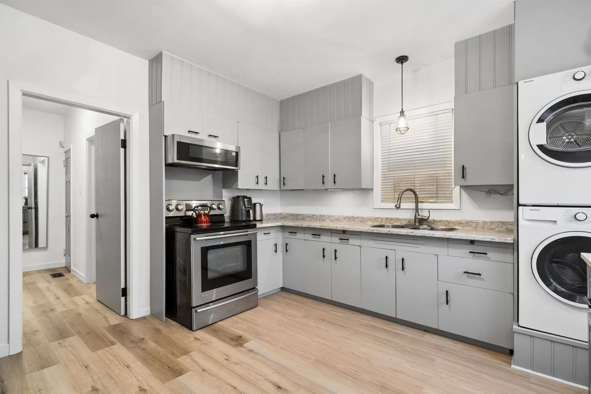 Photo 3 of 40 at 936 W 17th Avenue