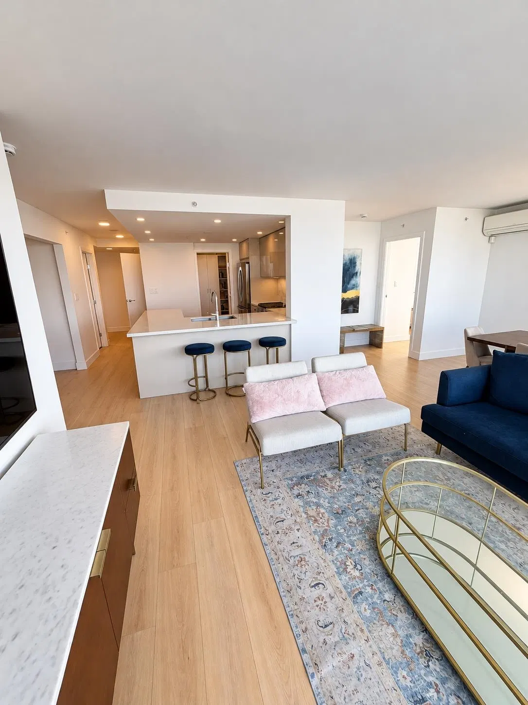 Photo 5 of 40 at #2303 – 455 Beach Crescent