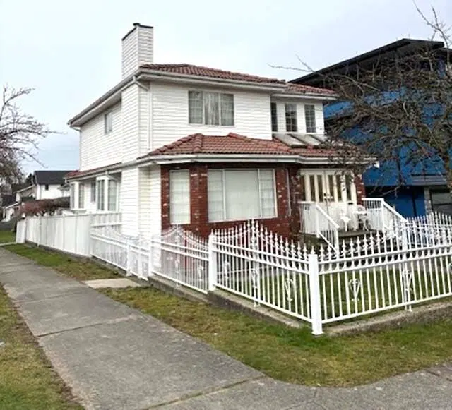 Photo 3 of 23 at 5095 Nanaimo Street