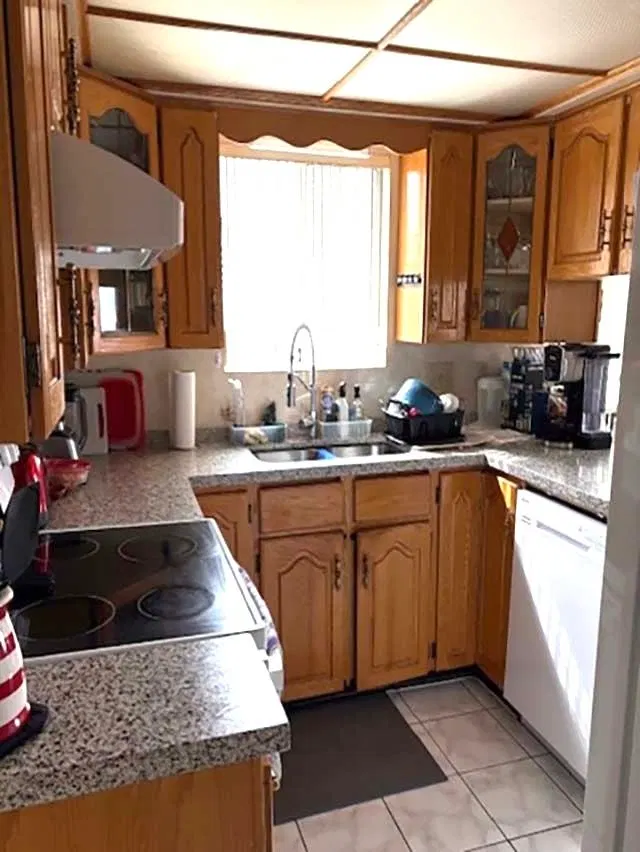 Photo 5 of 23 at 5095 Nanaimo Street