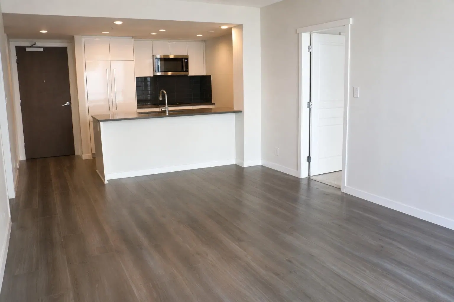 Photo 4 of 19 at #1902 – 3096 Windsor Gate