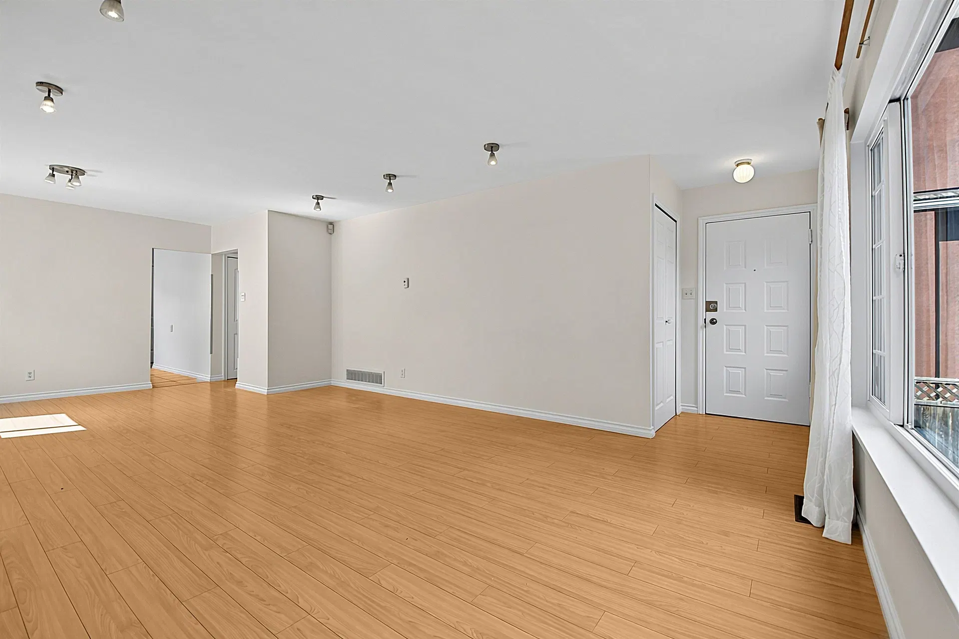 Photo 4 of 32 at 2216 E 41st Avenue